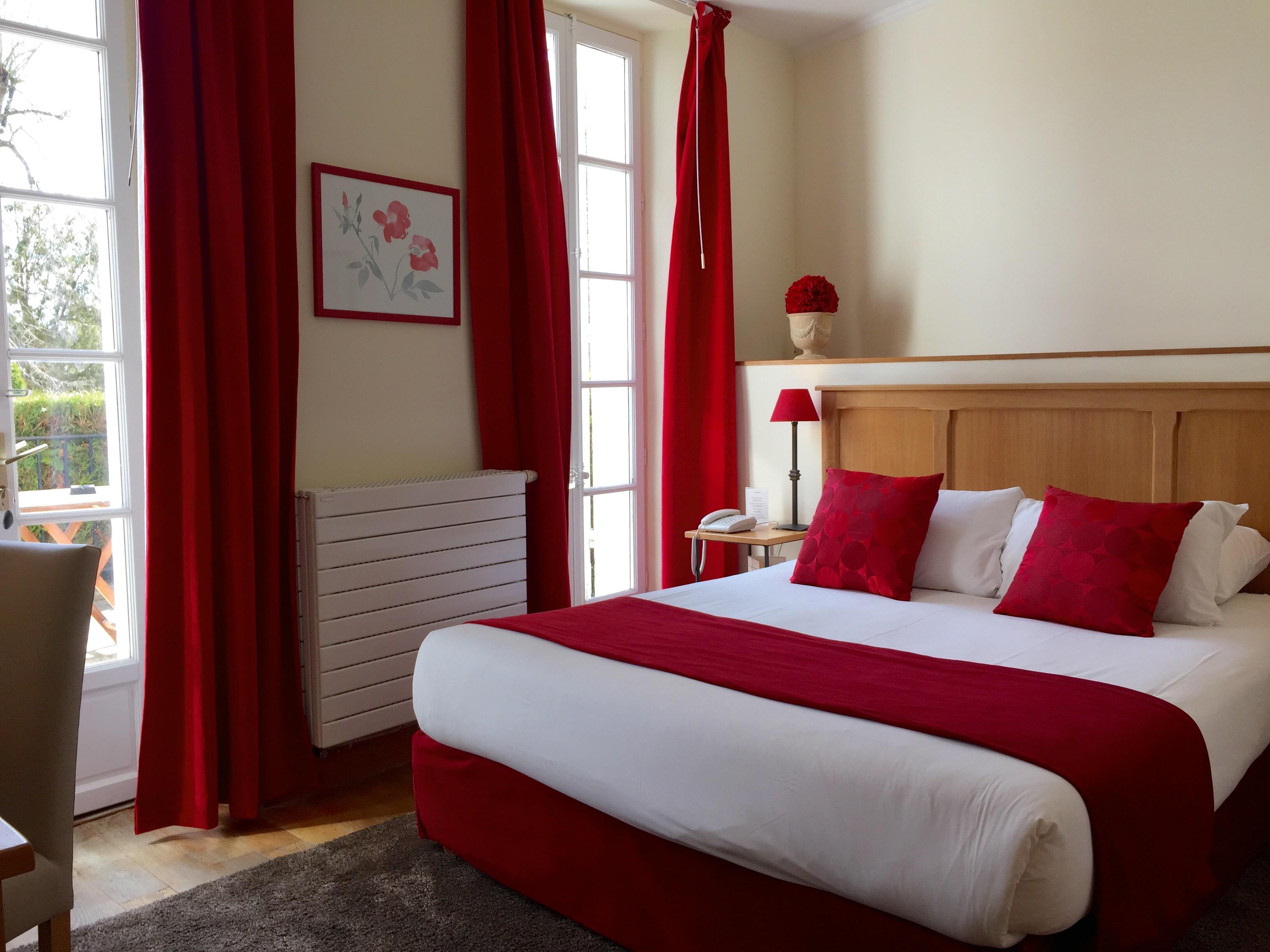 Hotel Saint-Laurent, The Originals Relais Montfort-l'Amaury Exterior photo