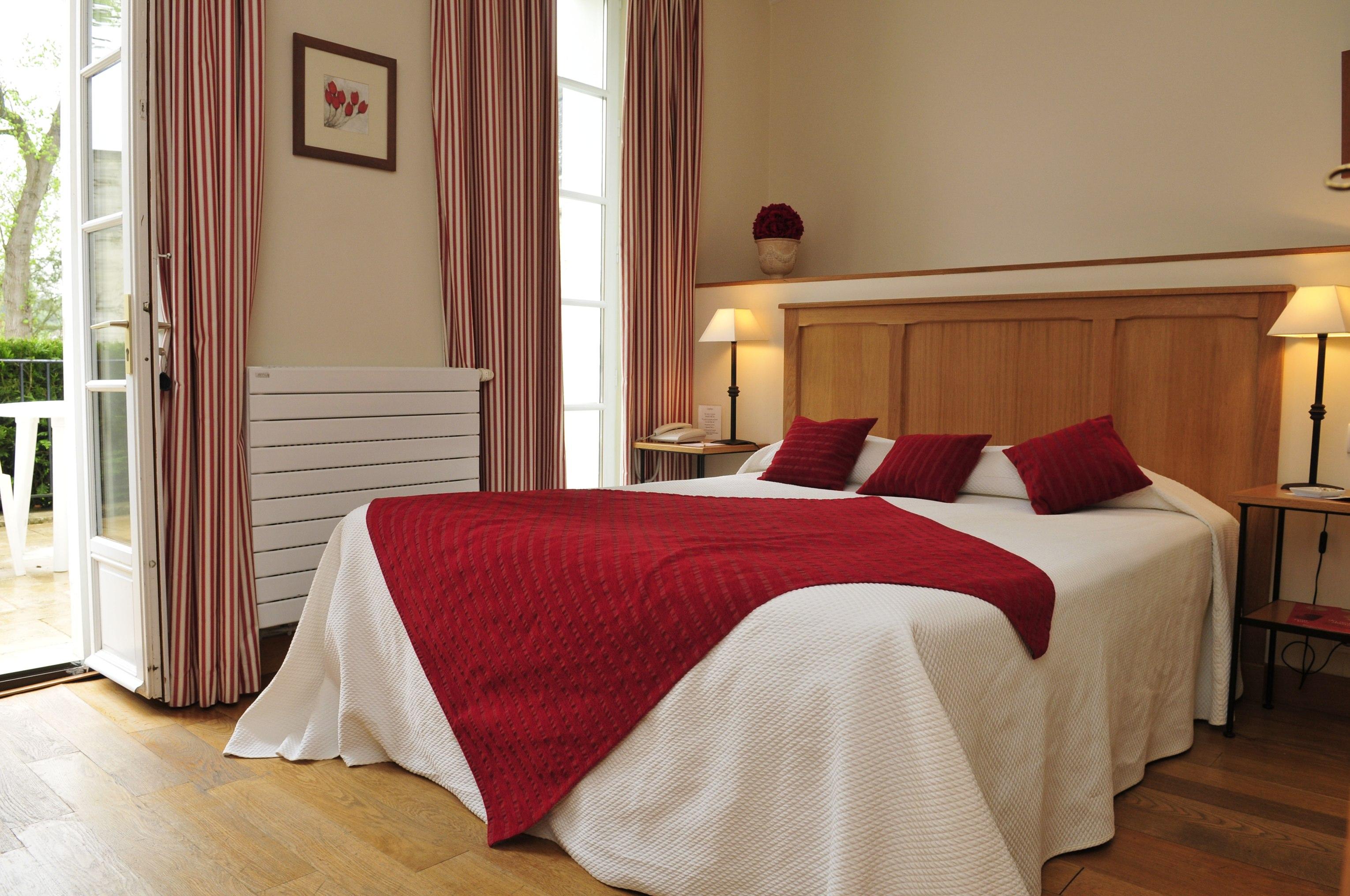 Hotel Saint-Laurent, The Originals Relais Montfort-l'Amaury Exterior photo