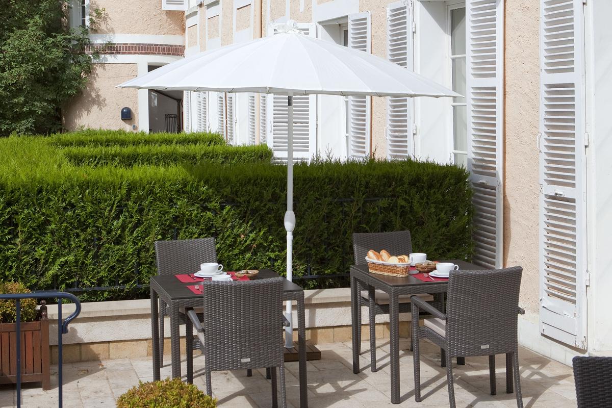 Hotel Saint-Laurent, The Originals Relais Montfort-l'Amaury Exterior photo