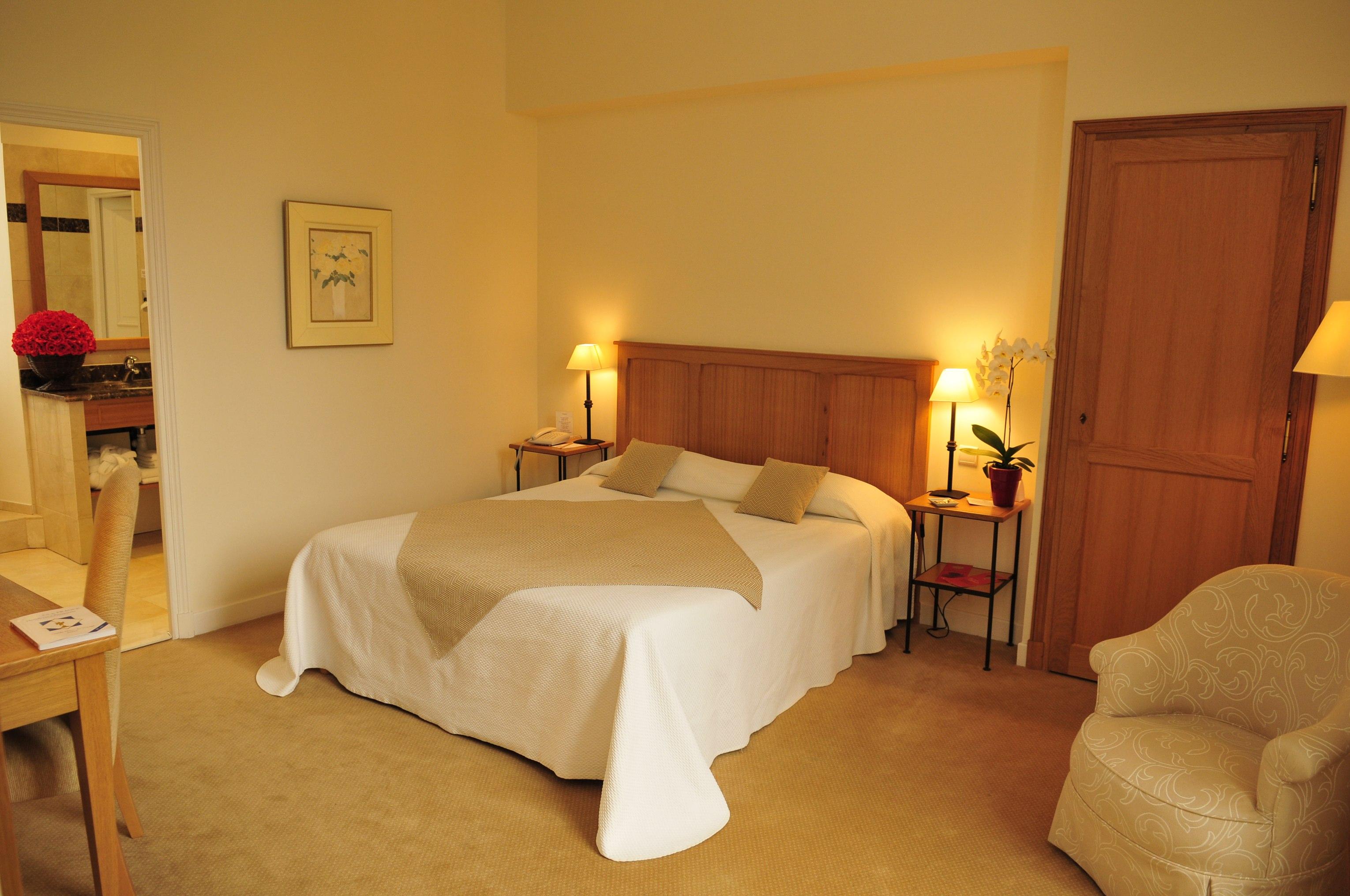 Hotel Saint-Laurent, The Originals Relais Montfort-l'Amaury Exterior photo