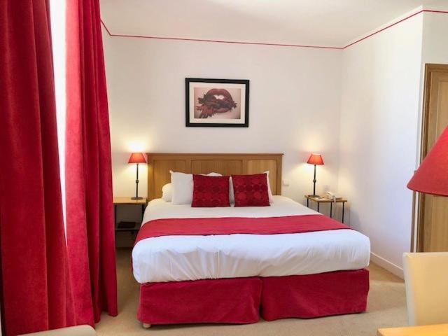 Hotel Saint-Laurent, The Originals Relais Montfort-l'Amaury Exterior photo