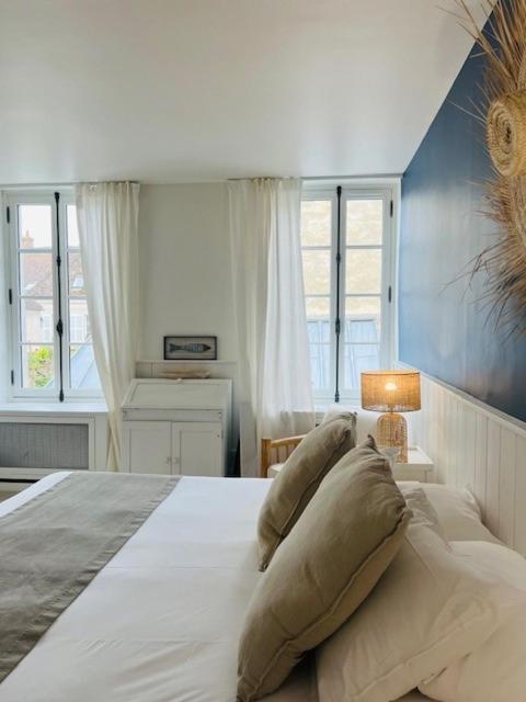 Hotel Saint-Laurent, The Originals Relais Montfort-l'Amaury Exterior photo